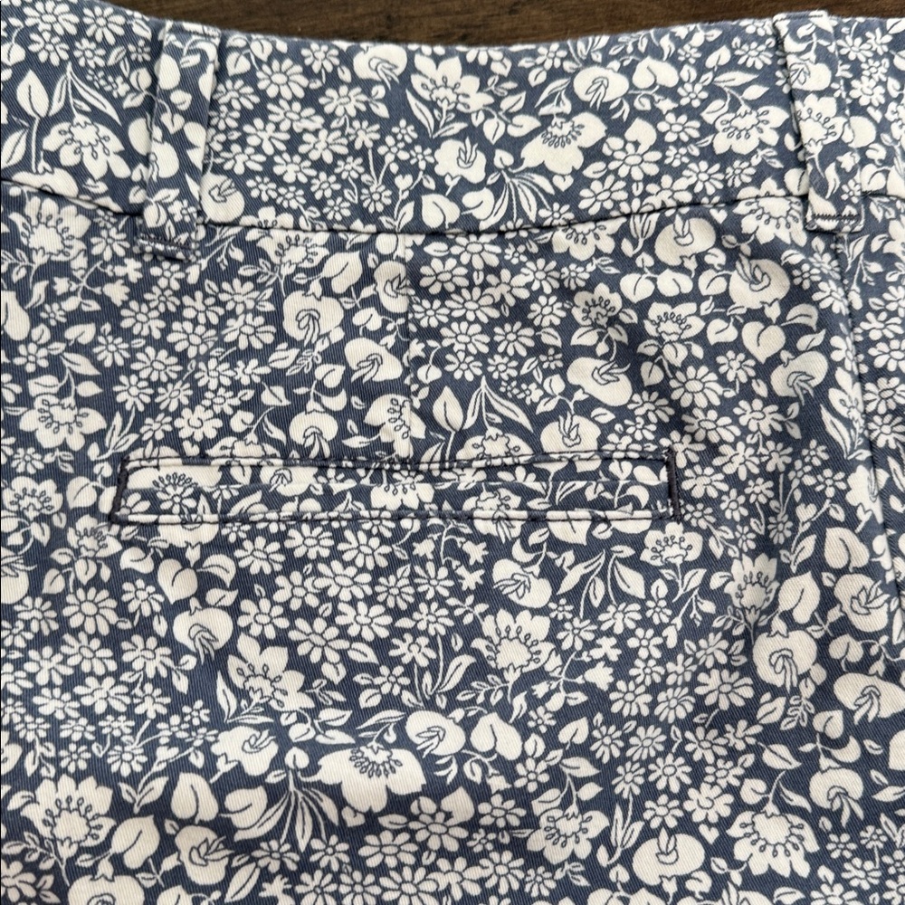❤️3/$30 Loft Outlet Floral Blue and White Women's 6” Inseam Shorts - Picture 5 of 10